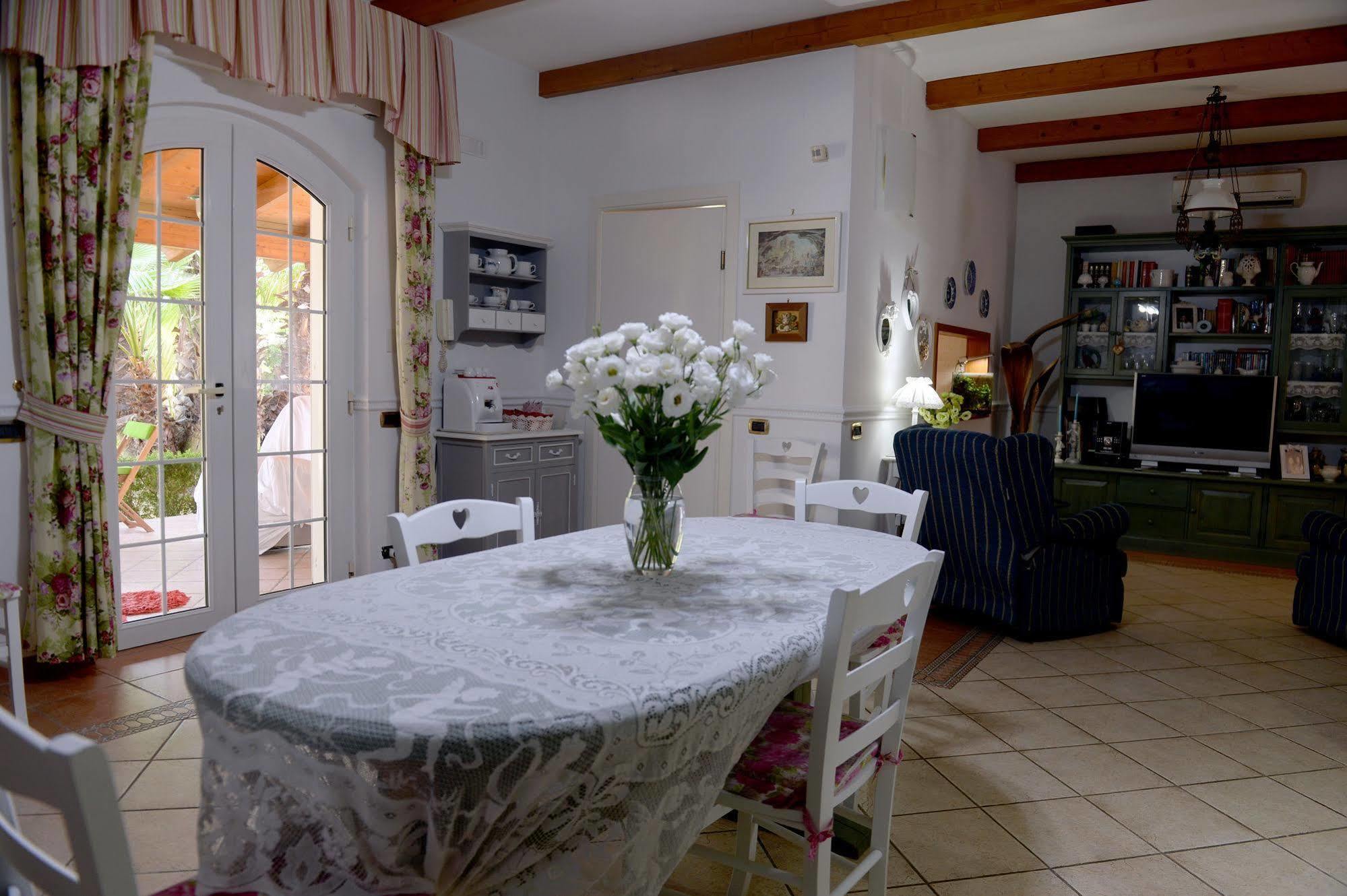 Bed and Breakfast Il Giardino Delle Jacaranda Тальзано Экстерьер фото